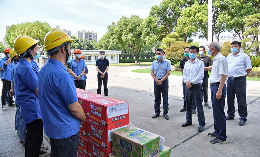 溧阳市委书记叶明华慰问必赢官网高温下坚守的一线工人